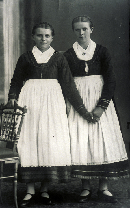 Zwei junge Frauen aus Bauerbach in Marburger Tracht, um 1935