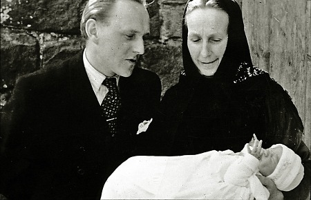 Junger Vater aus Bauerbach mit seiner Schwiegermutter und Säugling, 1950