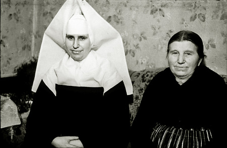 Frau aus Bauerbach mit ihrer Tochter, um 1950