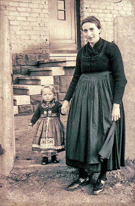 Frau aus Bauerbach mit ihrer Tochter, um 1953