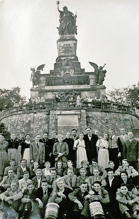 Gruppe der katholischen Jugend aus Bauerbach am Niederwalddenkmal, 1965