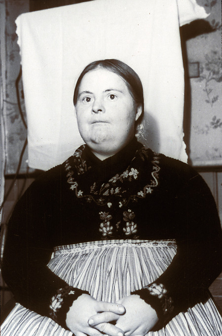 Junge Frau aus Bauerbach in Tracht; um 1950, undatiert