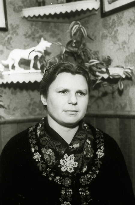Junge Frau aus Bauerbach in Marburger Tracht, um 1955