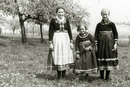 Frau aus Bauerbach mit Tochter und Ferienkind (Mitte), um 1958