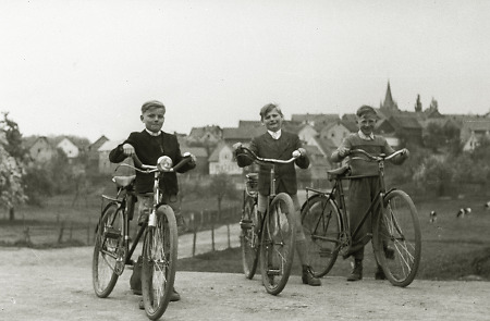 Drei Jungen aus Bauerbach mit Fahrrädern, um 1955