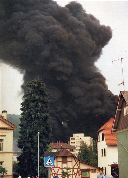 Hohe Rauchwolke über der Stadt bei der Brandkatastrophe von Herborn, 7. Juli 1987