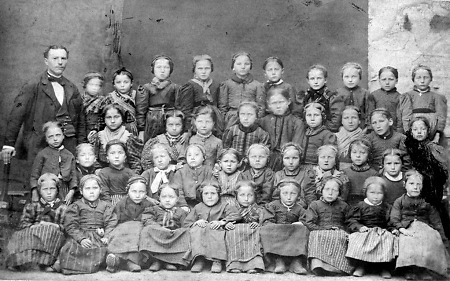 Die Mädchen der Schulklasse in Röddenau, 1882