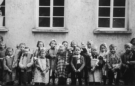 Einschulung der Erstklässler des Jahrgangs 1946 in Röddenau, 1952