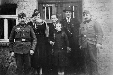 Familie in Röddenau mit zwei einquartierten österreichischen Soldaten, 1941