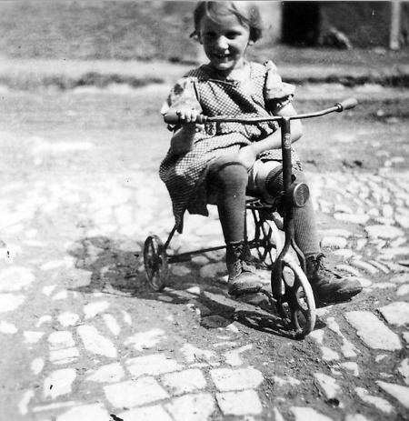 Mädchen aus Röddenau auf einem Dreirad, um 1954