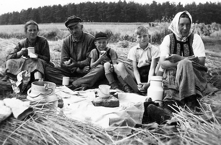 Familie aus Röddenau bei der Kaffeepause während der Ernte, um 1950