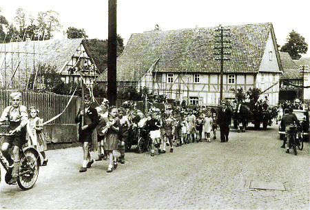 Umzug bei Kinderfest in der Leipziger Straße in Walburg, 1952/53