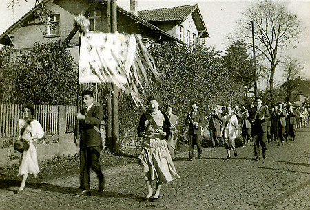 Kirmeszug in Walburg, 1950er Jahre