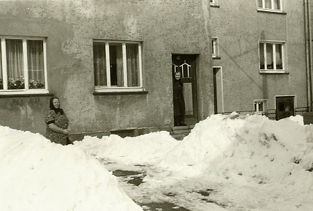 Winter mit hohem Schnee in Walburg bei Hessisch-Lichtenau, 1950er Jahre