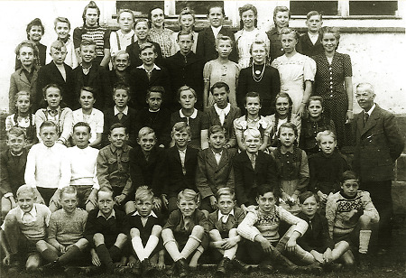 Schulklasse in Walburg mit ihrem Lehrer, 1940er Jahre?