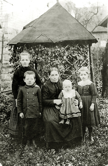 Mutter aus Reiskirchen mit ihren vier Kindern vor einem Gartenhaus, 1915