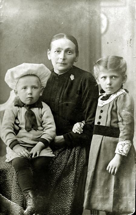 Mutter aus Reiskirchen mit ihren zwei Kindern, 1925