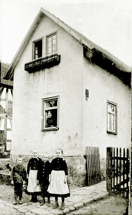 Kinder vor einem Haus in der Sandgasse in Reisekirchen, 1910