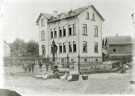 Der erste Bauabschnitt der Neuen Schule in Burkhardsfelden, um 1910