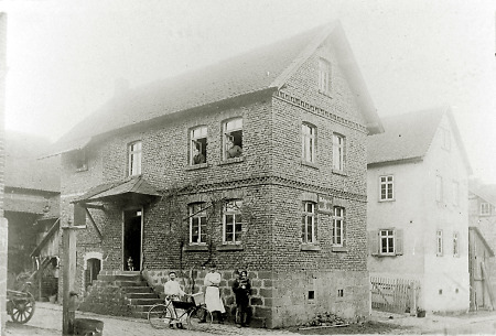 Metzgerei in der Burkhardsfeldener Straße in Reiskirchen, 1909