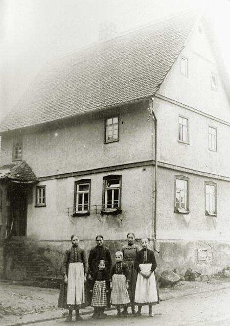 Frau aus Bersrod mit ihren fünf Töchtern vor ihrem Haus, 1906