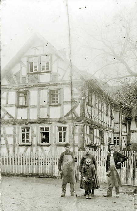 Familie vor dem Haus in der Untergasse in Bersrod, 1908