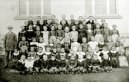 Schulbild der Jahrgänge 1904/05 mit Lehrer in Reiskirchen, 1911