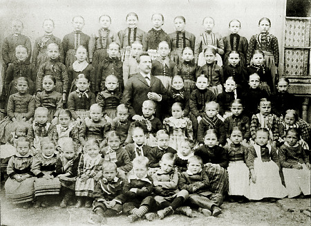 Schulklasse aus Burkhardsfelden mit ihrem Lehrer, 1895