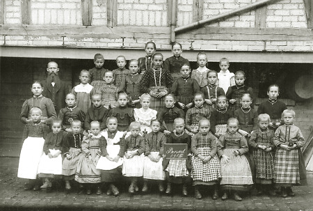 Mädchenschulklasse aus Bersrod mit ihrem Lehrer, 1908