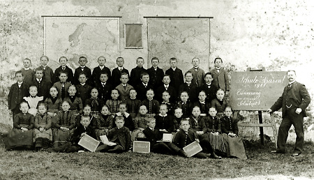 Zweite Klasse der Schule Saasen mit ihrem Lehrer, 1900