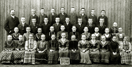Erste Schulklasse aus Saasen mit ihrem Lehrer, 1907