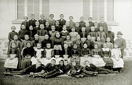 Schulklasse aus Reiskirchen mit ihrem Lehrer, 1918