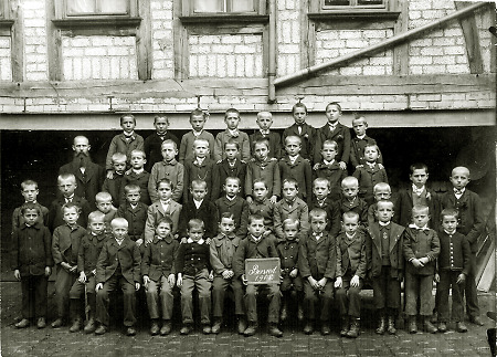 Schulbild Bersrod mit Lehrer, 1908