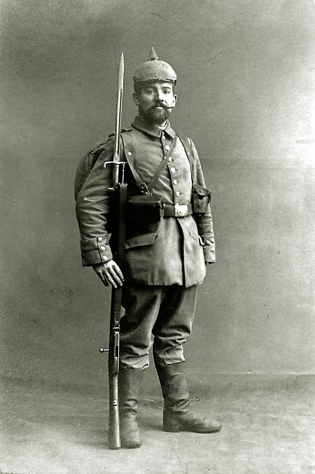 Soldat aus Reiskirchen mit Bajonett, um 1900