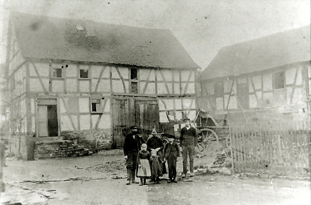 Familie vor ihrem Hof in Saasen, 1910