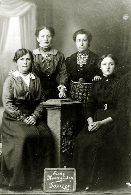 Vier Frauen der „Treuen Kammeradschaft aus Saasen“, 1916