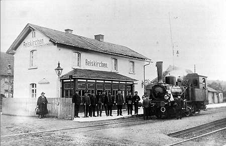 Szene vor dem Reiskirchener Bahnhof mit den Bediensteten, um 1910