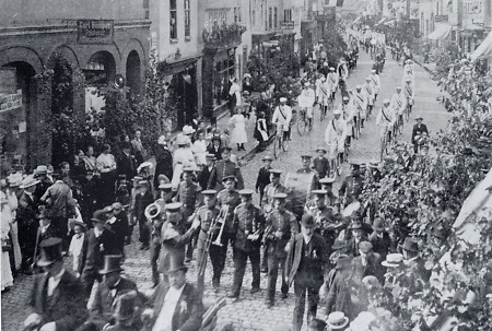 Festzug anlässlich des Radfahrerfestes in der Neugasse in Herborn, 1907