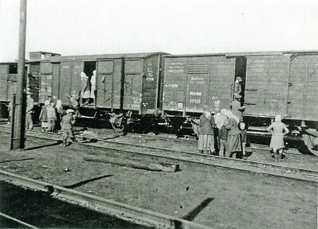 Menschen vielleicht osteuropäischer Herkunft bei der Verladung auf Güterwagen, 1940-1945