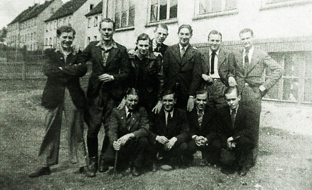 Zwangsarbeiter vor Gebäuden in der Quellhofstraße in Kassel, 1943-1945