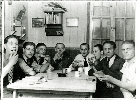 Niederländische Zwangsarbeiter in ihrer Baracke, 1945?