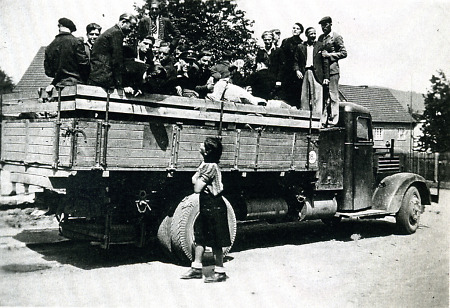 Niederländische und andere Zwangsarbeiter auf einem Lastwagen, 1945