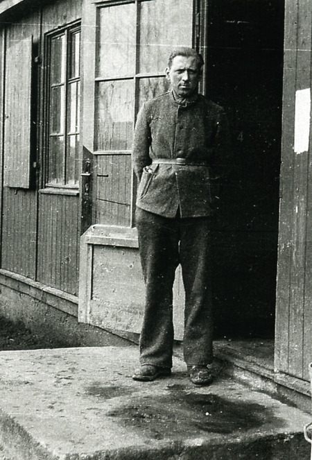Ein Zwangsarbeiter vor der Baracke in oder bei Kassel, um 1944/45
