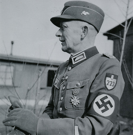 RAD-Zugführer Unterfeldmeister Schubert bei einer Ansprache, 1943