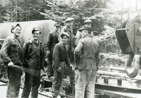 Arbeiter bei einem Güterwagens in Stadtallendorf, 1947