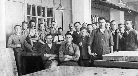 Gruppenaufnahme der Belegschaft der Druckerei Gebrüder Illert in Klein-Auheim, um 1935
