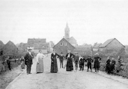 Klein-Auheimer Bevölkerung beim Spaziergang zum Main, 1882?