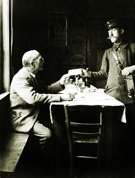 Briefträger in Weschnitz beim Überreichen eines Briefes, 1907
