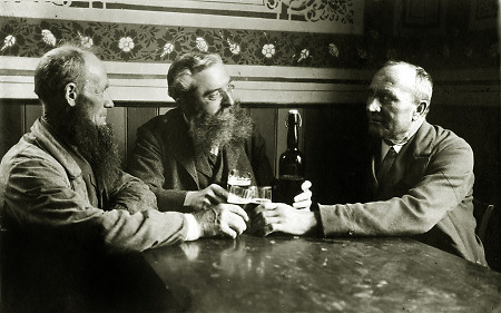Friedrich Maurer mit zwei Männern im Wirtshaus in Weschnitz, 1907