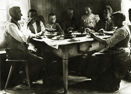 Familie in Weschnitz bei einer Mahlzeit, 1907